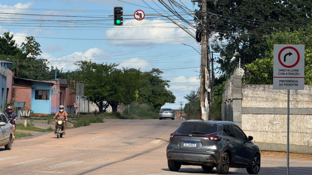 Vereador Edimilson Dourado tem solicitação atendida e instalação de placa “Direita Livre” melhora fluxo de veículos na Zona Sul 4 Vereador Edimilson Dourado tem solicitação atendida e instalação de placa “Direita Livre” melhora fluxo de veículos na Zona Sul
