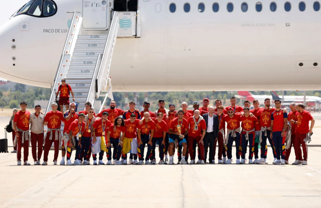 Seleção da Espanha desembarca em Madri após título da Copa do Mundo 3 Seleção da Espanha desembarca em Madri após título da Copa do Mundo