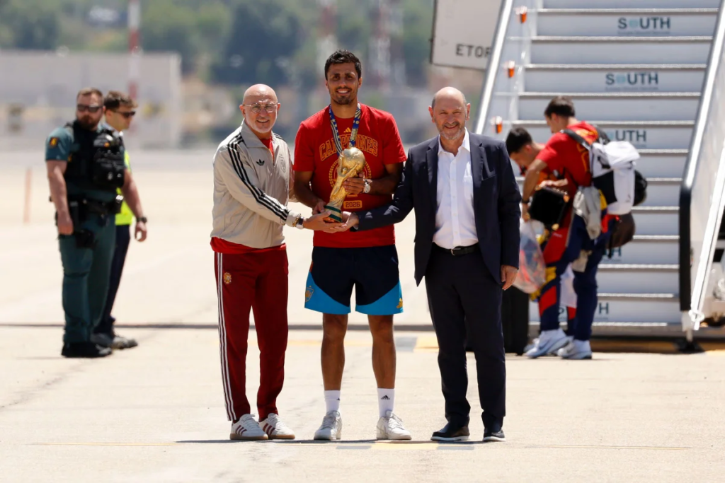 Seleção da Espanha desembarca em Madri após título da Copa do Mundo 2 Seleção da Espanha desembarca em Madri após título da Copa do Mundo