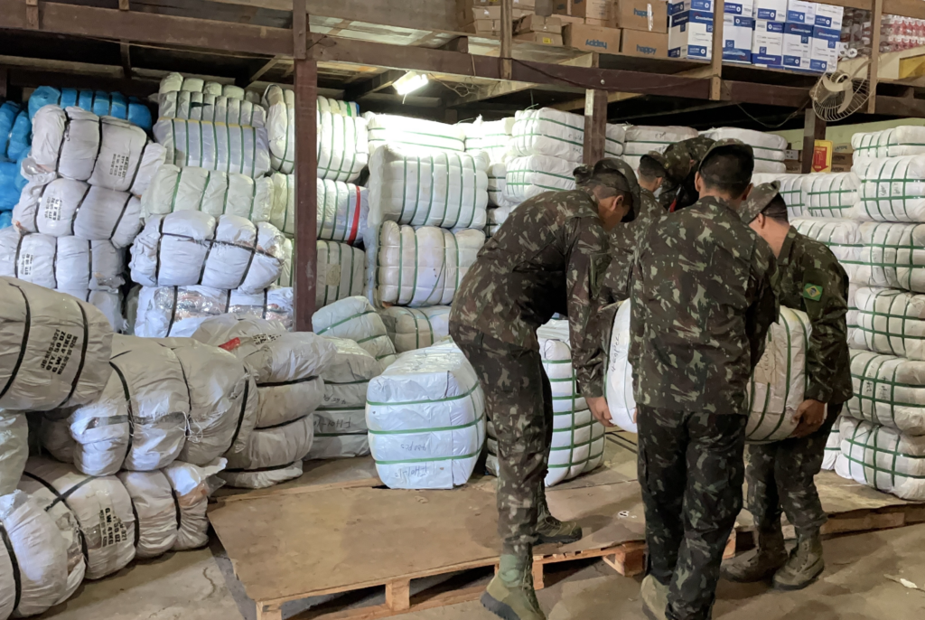 Parceria transforma mercadorias apreendidas em apoio às famílias atingidas pelas inundações 2 Parceria transforma mercadorias apreendidas em apoio às famílias atingidas pelas inundações