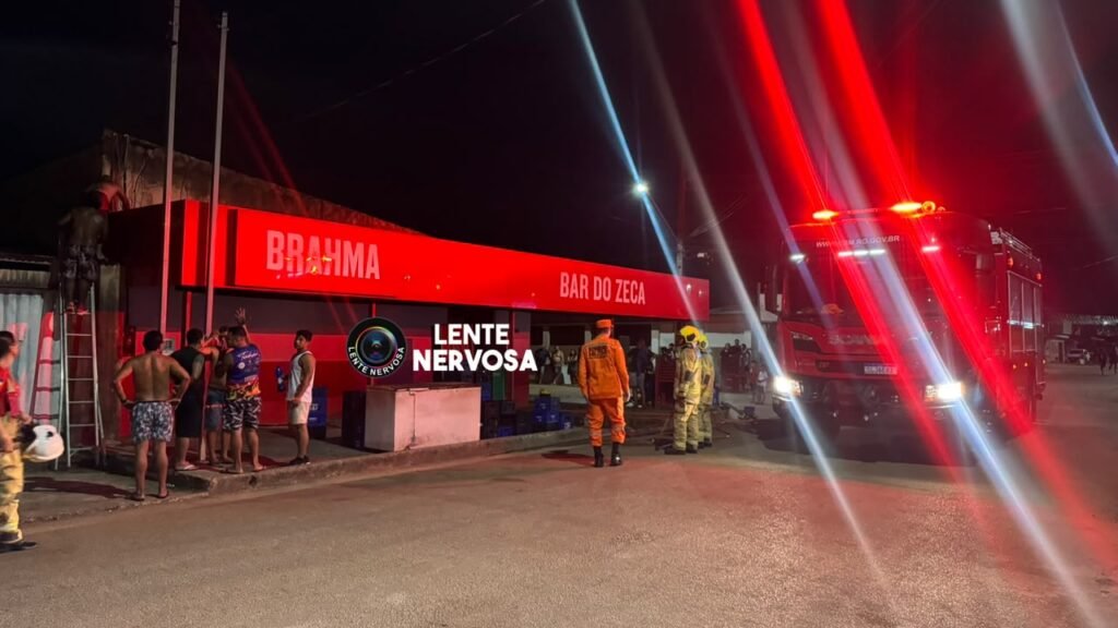 Moradores arrombam bar para salvar móveis e mercadorias durante incêndio 3 Moradores arrombam bar para salvar móveis e mercadorias durante incêndio