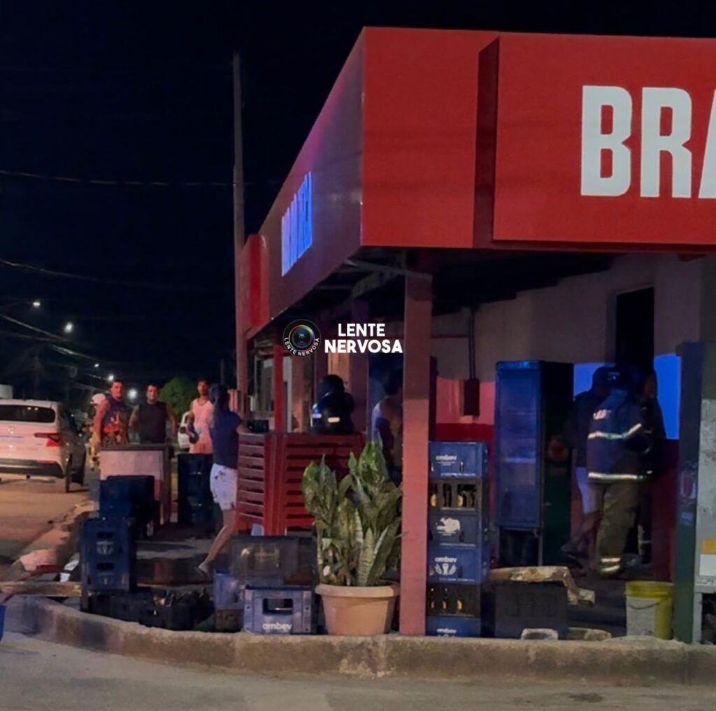 Moradores arrombam bar para salvar móveis e mercadorias durante incêndio 2 Moradores arrombam bar para salvar móveis e mercadorias durante incêndio