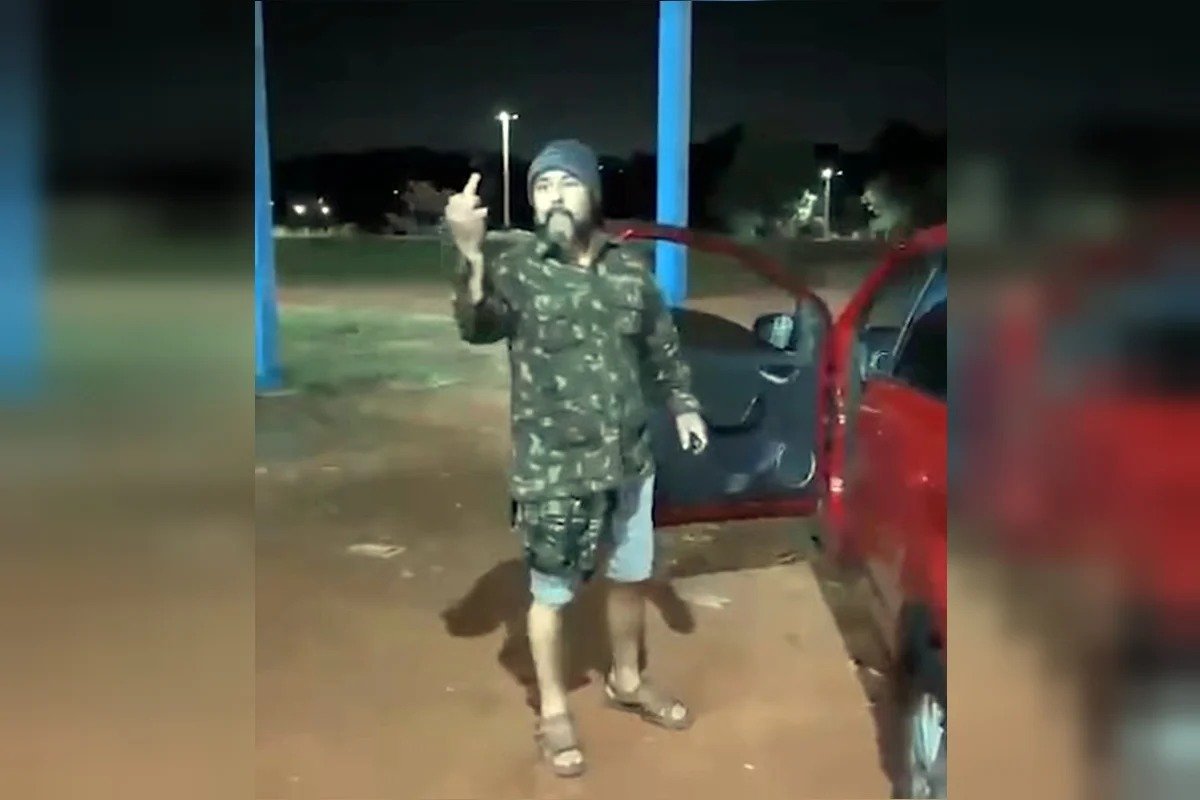 Sargento da Polícia Militar invade campo de futebol e atira várias vezes - VÍDEO