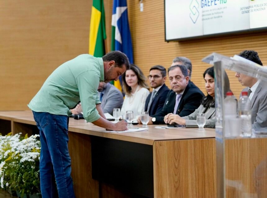 Hildon assina Pacto pela Educação e promete levar programa premiado para todo o Estado