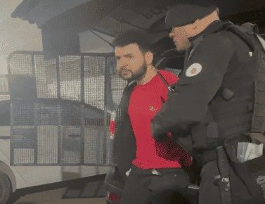 Homem preso por esfaquear criança na saída de escola escolheu vítima de forma aleatória, diz polícia