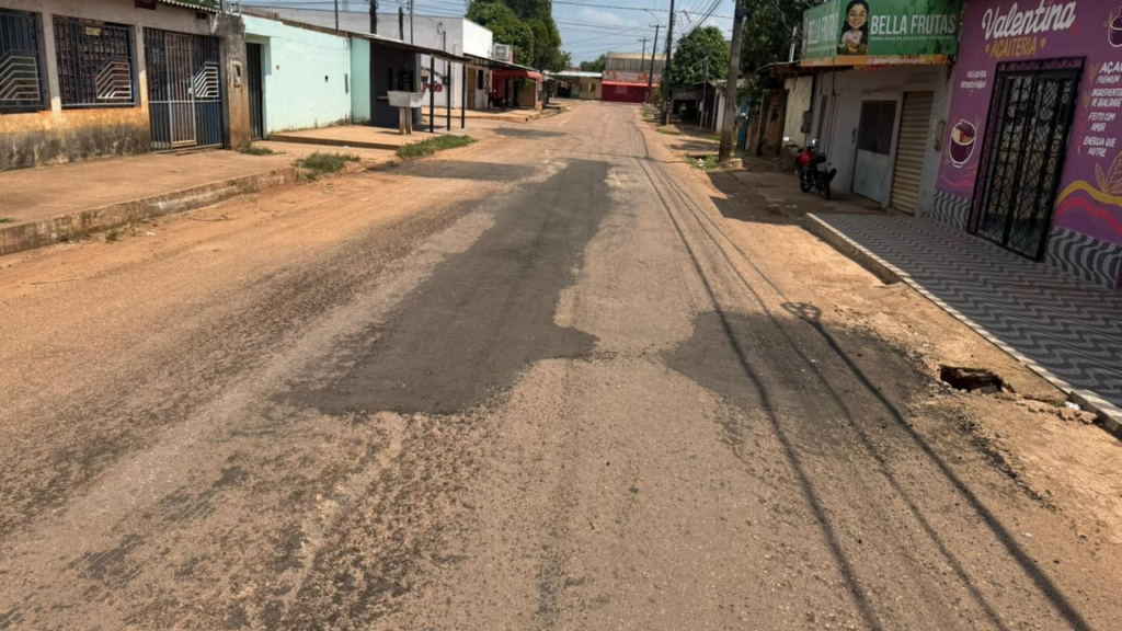 Tapa-buracos melhora condições de tráfego na Rua Percy Holder após solicitação do vereador Edimilson Dourado