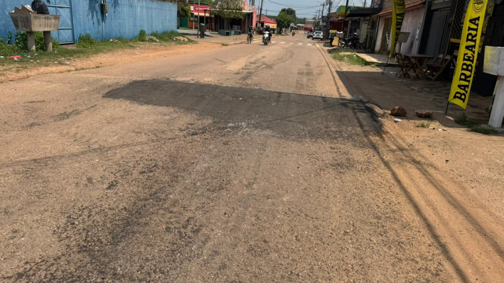 Tapa-buracos melhora condições de tráfego na Rua Percy Holder após solicitação do vereador Edimilson Dourado