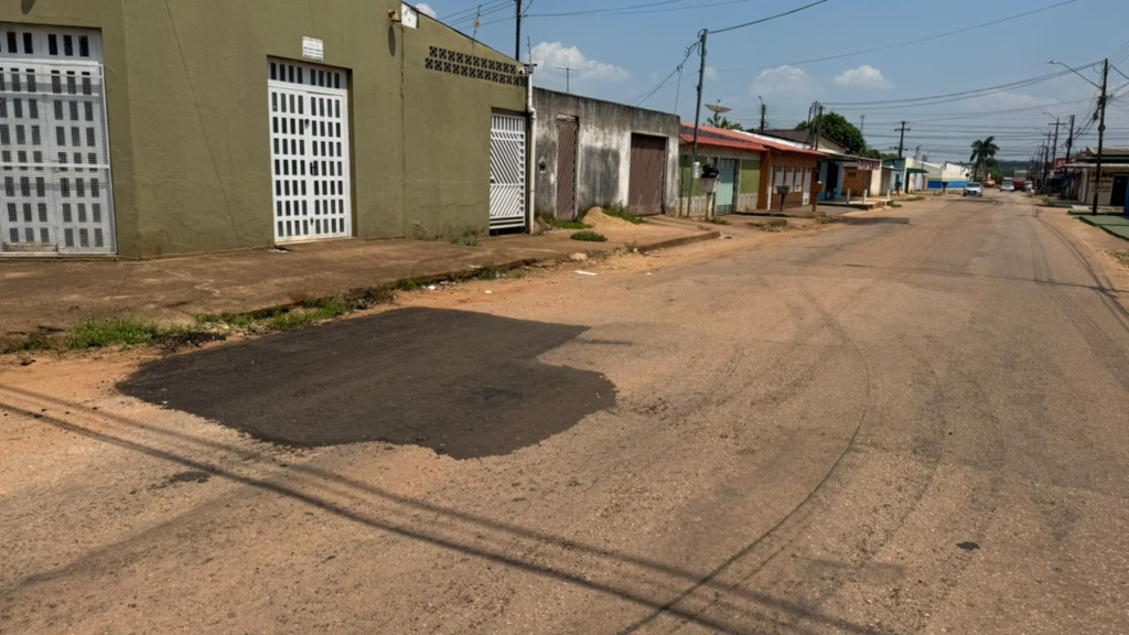 Tapa-buracos melhora condições de tráfego na Rua Percy Holder após solicitação do vereador Edimilson Dourado