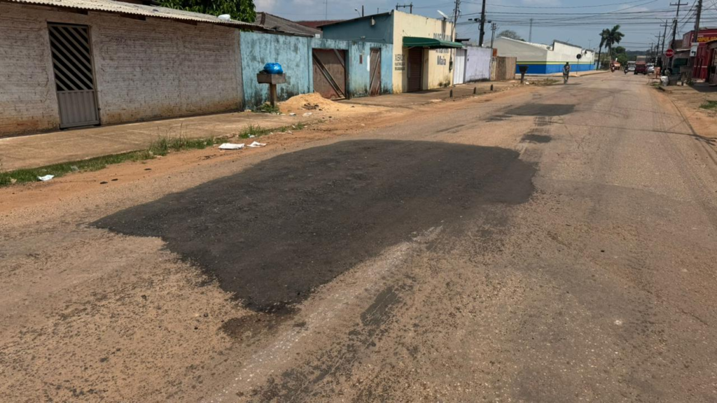 Tapa-buracos melhora condições de tráfego na Rua Percy Holder após solicitação do vereador Edimilson Dourado