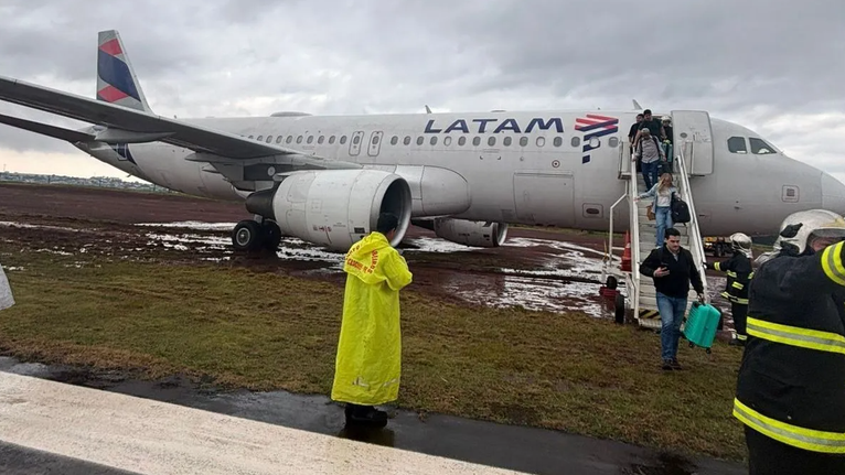 Avião com mais de 150 passageiros sai da pista durante pouso no Paraná – VÍDEO