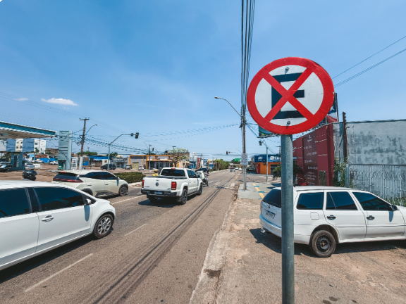 Direita livre e proibido estacionar, Semtran reforça atenção às placas de trânsito