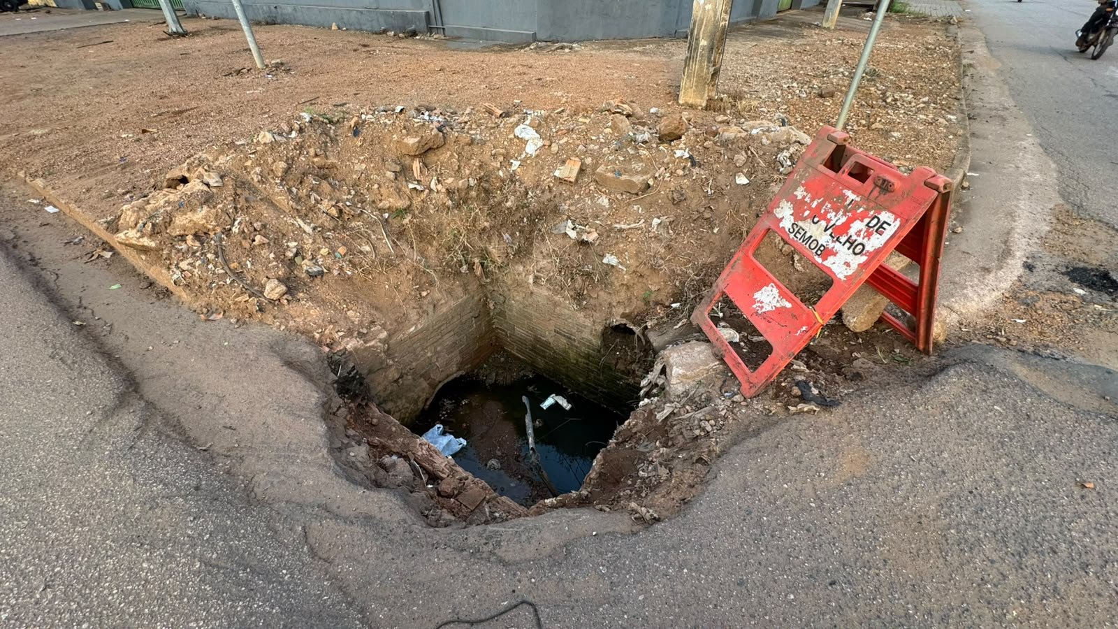 Vereador Edimilson Dourado solicita limpeza e adequação de bocas de lobo no bairro Eldorado