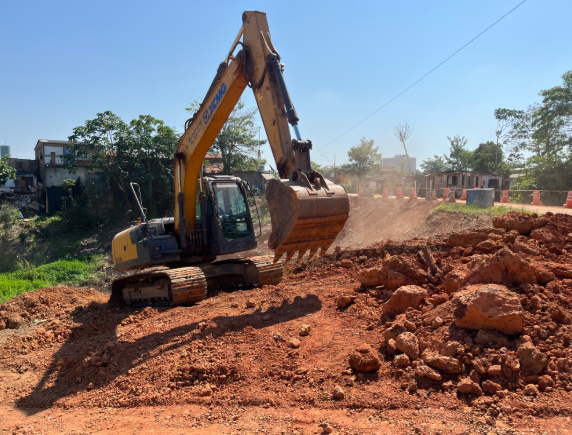 Obras avançam no canal Santa Bárbara com instalação de novas manilhas no Cai N’Água