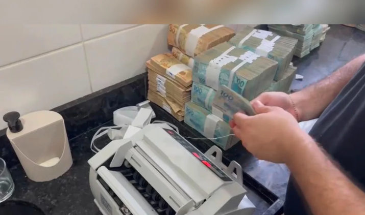PF acha malas recheadas com R$ 1 milhão em operação contra desvio de verba