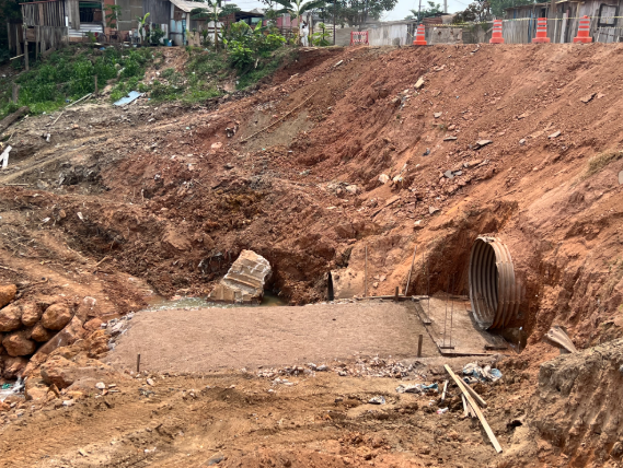 Obras avançam para recuperar trecho da Avenida Farquar afetado por erosão