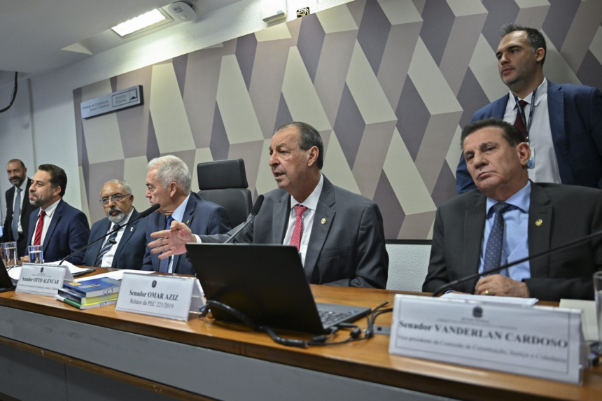 CCJ do Senado aprova PEC que prevê fim da escala 6x1 e proposta avança ao Plenário