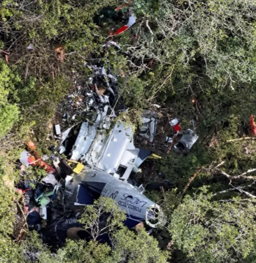 Corpos de Rick e outras quatro vítimas são retirados dos destroços com uso de cordas - VÍDEO