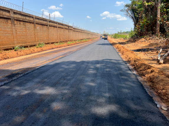 Estrada das Granjas avança com pavimentação e transforma acesso no Nova Esperança