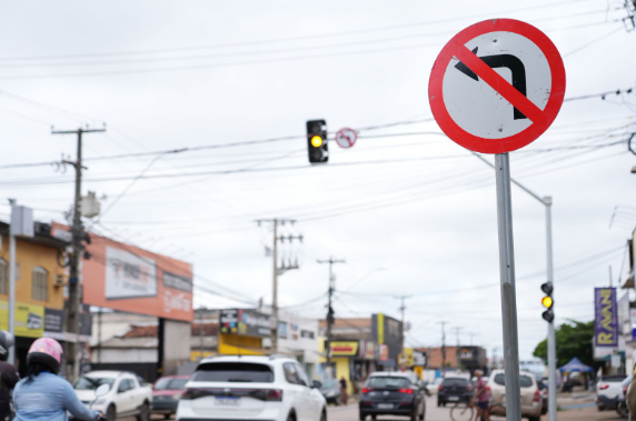 Semáforos funcionam em modo intermitente durante a madrugada em 15 cruzamentos de Porto Velho