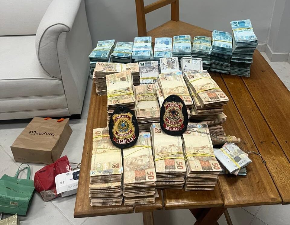 Polícia Federal apreende mais de R$ 1 milhão durante operação contra fraude em contração na Semed, em Ji-Paraná 1 Polícia Federal apreende mais de R$ 1 milhão durante operação contra fraude em contração na Semed, em Ji-Paraná