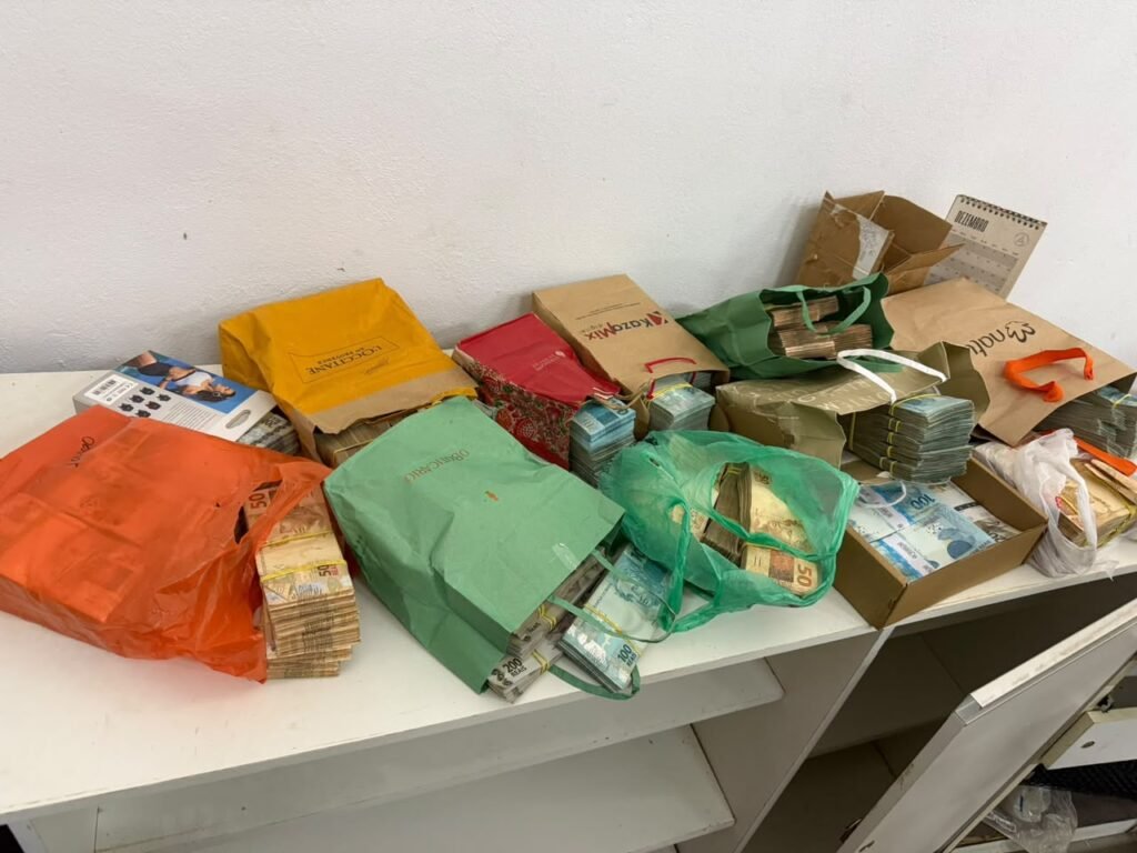 Polícia Federal apreende mais de R$ 1 milhão durante operação contra fraude em contração na Semed, em Ji-Paraná 2 Polícia Federal apreende mais de R$ 1 milhão durante operação contra fraude em contração na Semed, em Ji-Paraná