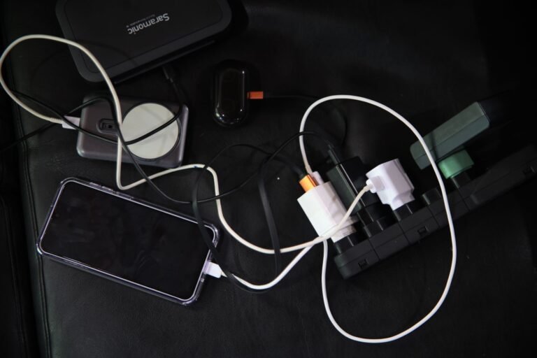 Uso de celular durante carregamento exige cuidados para evitar acidentes