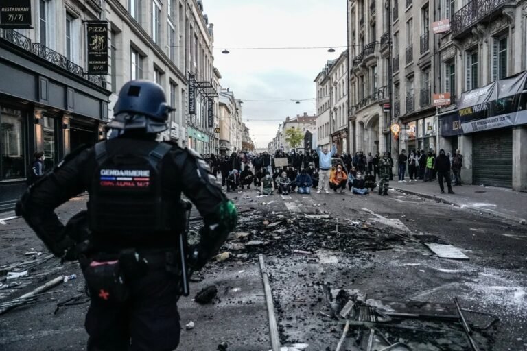 França impõe toque de recolher após protestos violentos em todo o país