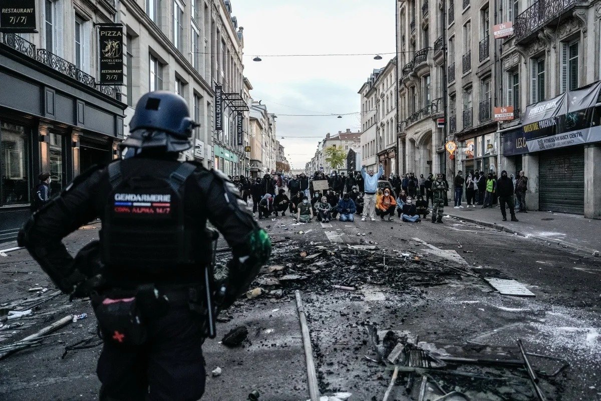 França impõe toque de recolher após protestos violentos em todo o país