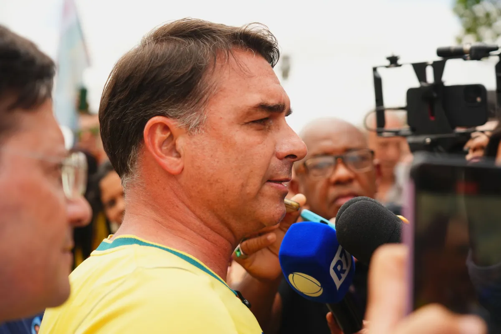 Erro de processamento tirou áudio de propaganda de Flávio, dizem emissoras 2 Erro de processamento tirou áudio de propaganda de Flávio, dizem emissoras