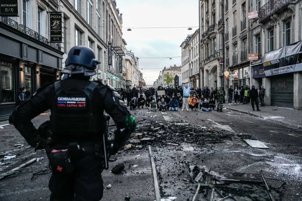 França impõe toque de recolher após protestos violentos em todo o país