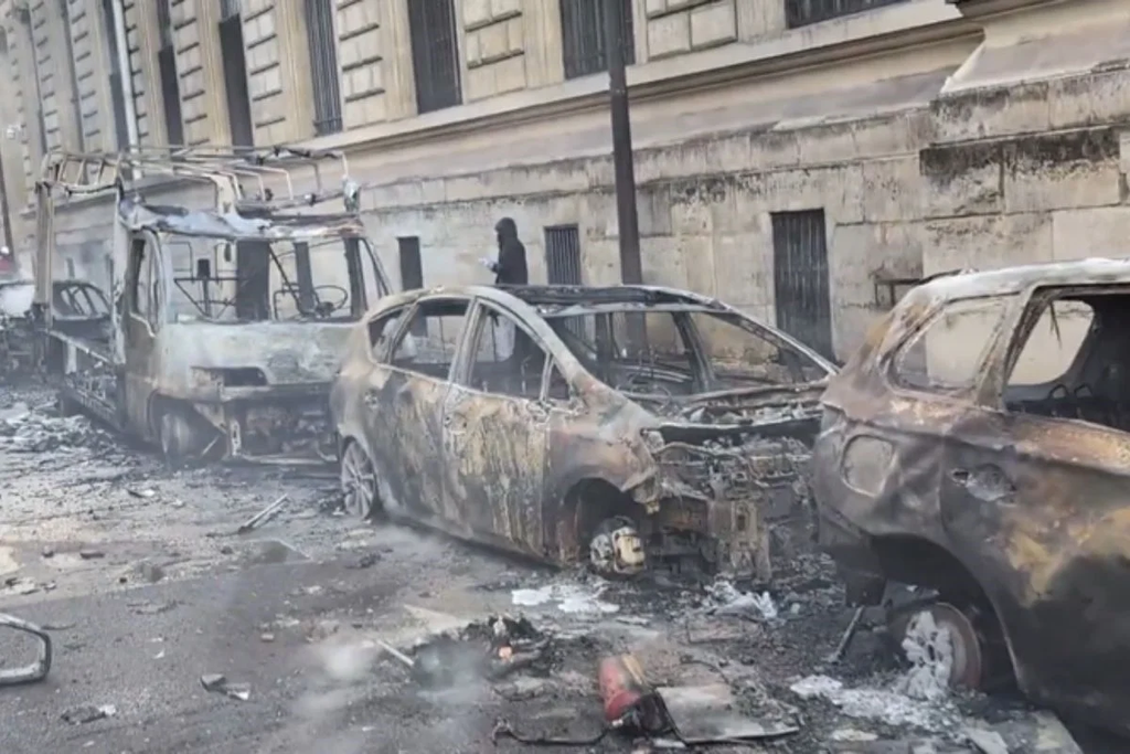 França impõe toque de recolher após protestos violentos em todo o país