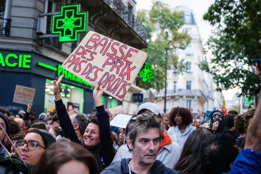 França impõe toque de recolher após protestos violentos em todo o país