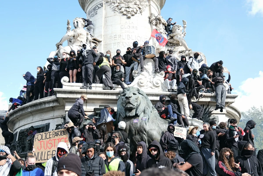 França impõe toque de recolher após protestos violentos em todo o país