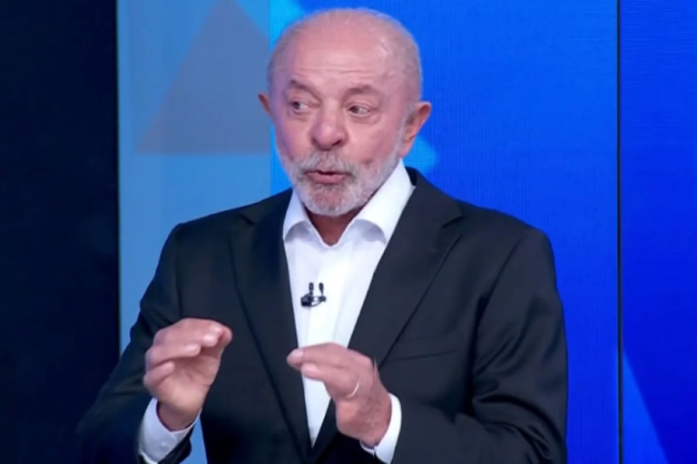 Lula rebate Flávio: “Não vou permitir que um miliciano me chame de 9 dedos”