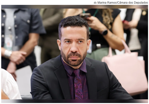 Por que ex-mulher de Janones conseguiu medida protetiva contra deputado