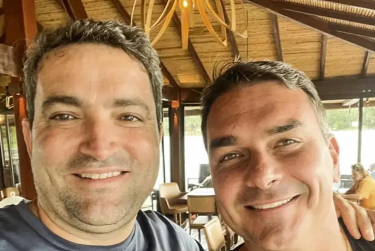 Moraes proíbe Flávio Bolsonaro de manter contato com advogado Willer Tomaz