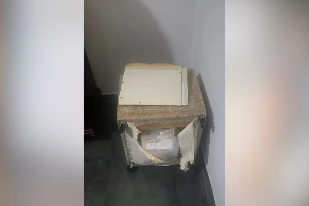 Delegada diz que R$ 1,8 milhão encontrados em puff são "herança de tia" - VEJA AS FOTOS 5 Delegada diz que R$ 1,8 milhão encontrados em puff são "herança de tia" - VEJA AS FOTOS