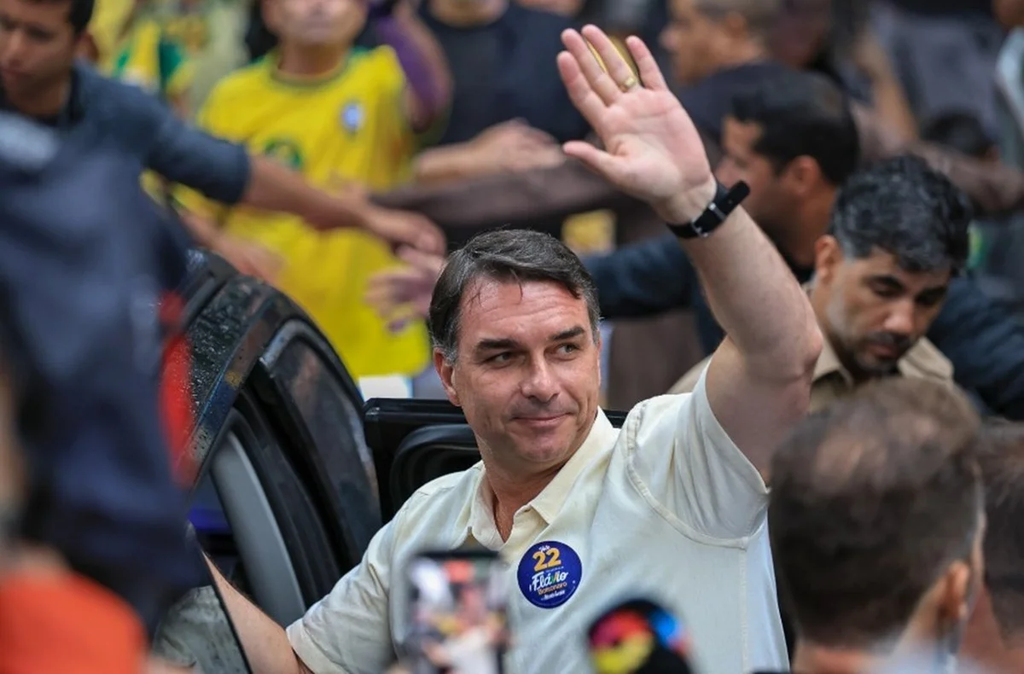 Operação Alba: aliado de Trump explica qual é o plano com Flávio nos EUA