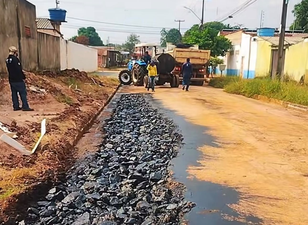 Serviço de tapa buracos é realizado no bairro Castanheira a pedido do vereador Edimilson Dourado 3 Serviço de tapa buracos é realizado no bairro Castanheira a pedido do vereador Edimilson Dourado