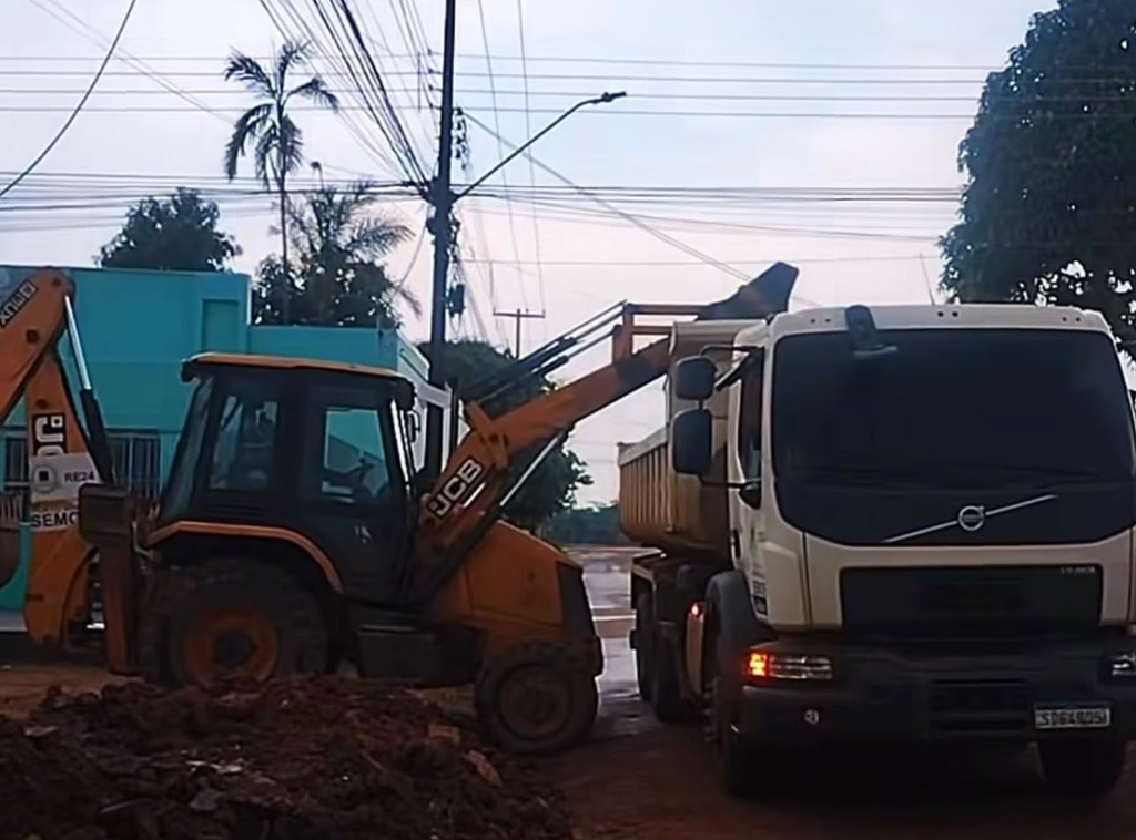 Serviço de tapa buracos é realizado no bairro Castanheira a pedido do vereador Edimilson Dourado 4 Serviço de tapa buracos é realizado no bairro Castanheira a pedido do vereador Edimilson Dourado