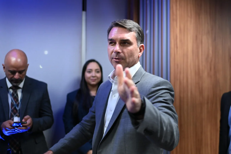 Veja íntegra de carta assinada por Flávio Bolsonaro após sair do Brasil