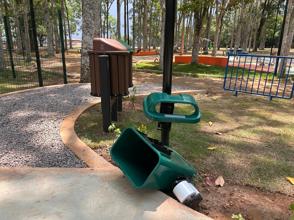 Parque Circuito tem brinquedos danificados, lixeiras quebradas e pichações menos de uma semana após revitalização 3 Parque Circuito tem brinquedos danificados, lixeiras quebradas e pichações menos de uma semana após revitalização