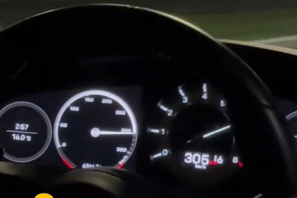 Porsche é apreendido após dono postar vídeos a 300 km/h e com filha no colo - VEJA O VÍDEO 2 Porsche é apreendido após dono postar vídeos a 300 km/h e com filha no colo - VEJA O VÍDEO