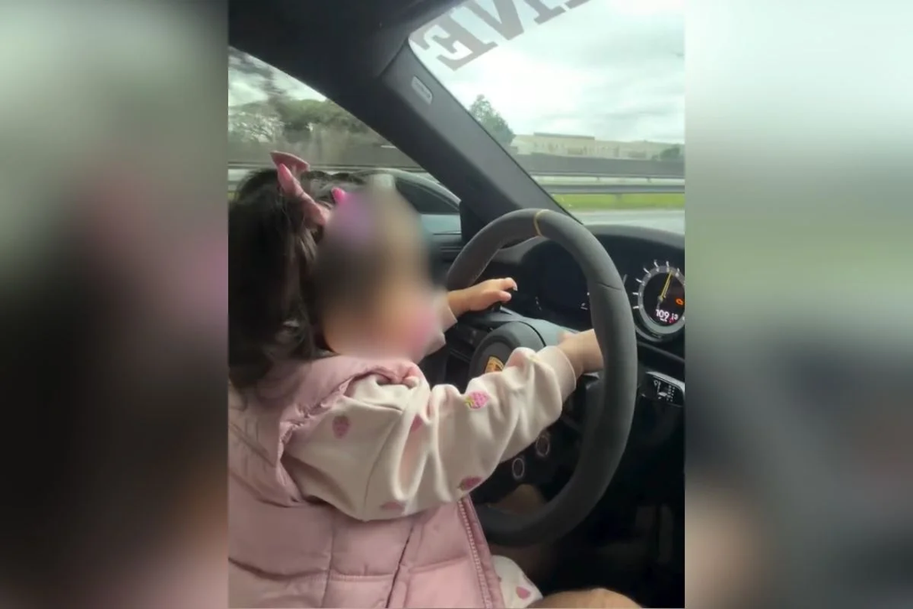 Porsche é apreendido após dono postar vídeos a 300 km/h e com filha no colo - VEJA O VÍDEO 3 Porsche é apreendido após dono postar vídeos a 300 km/h e com filha no colo - VEJA O VÍDEO