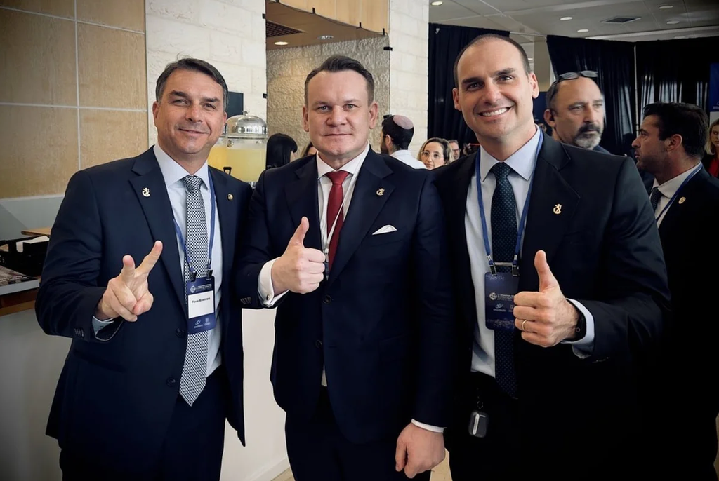 Brasileiras que fizeram o L na Polônia acionam Itamaraty após serem alvo de perseguição de deputado