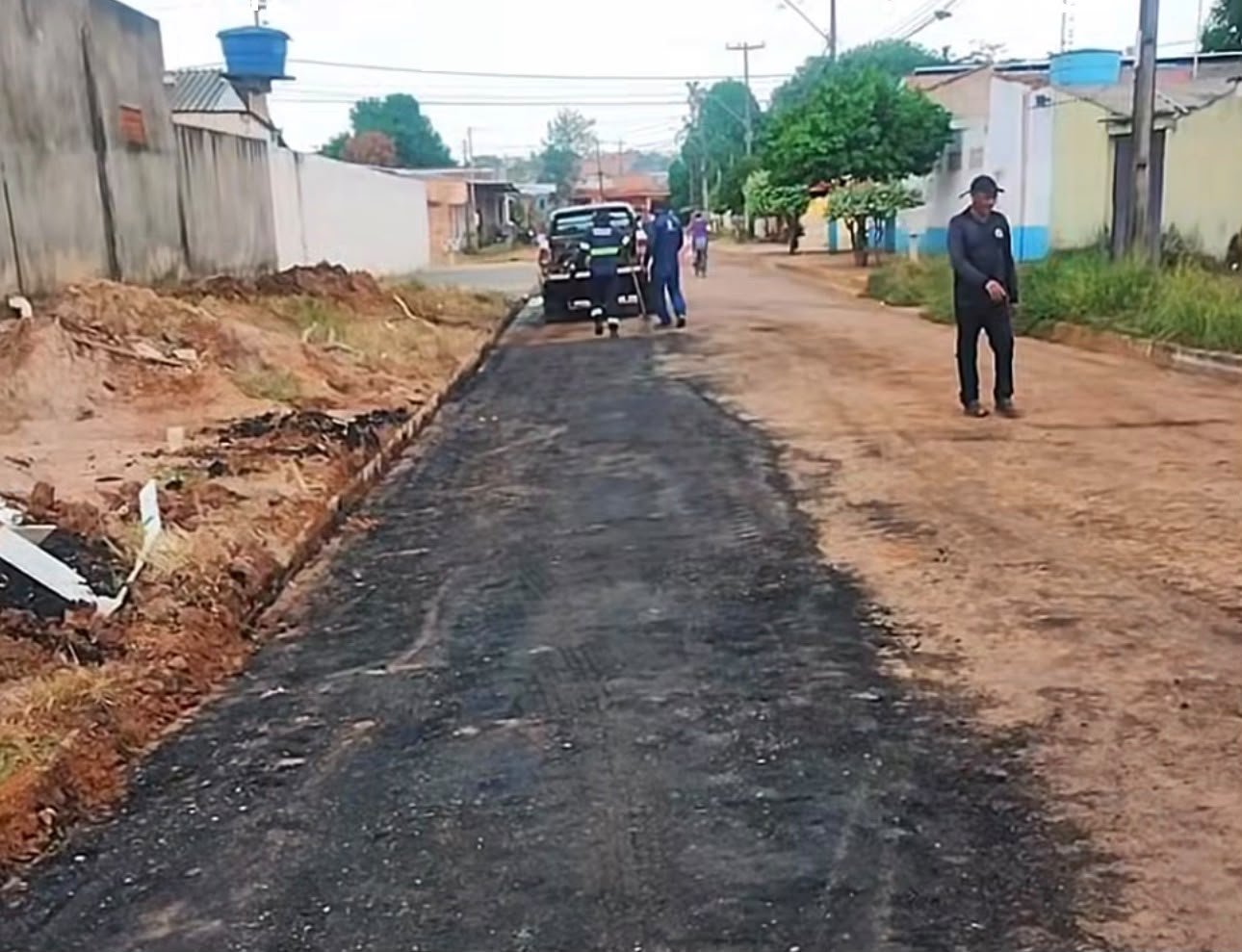 Serviço de tapa buracos é realizado no bairro Castanheira a pedido do vereador Edimilson Dourado 1 Serviço de tapa buracos é realizado no bairro Castanheira a pedido do vereador Edimilson Dourado