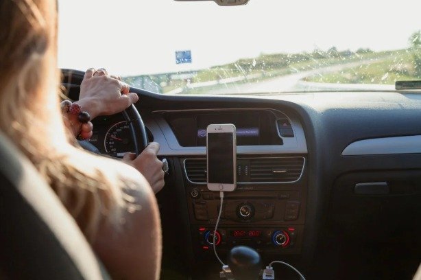 Uber terá de pagar R$ 7 mil a passageira por celular perdido em viagem