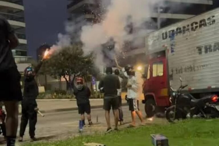 Sul-Americana: torcedores do Vasco fazem foguetório em hotel do Boca Jrs. – VÍDEO
